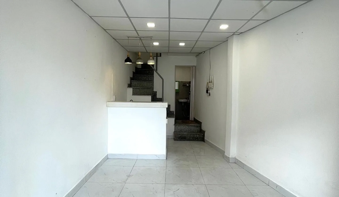 Bán nhà 2 tầng hẻm ô tô Lạc Long Quân, giá 3.65 tỷ thương lượng... Bán nhà riêng tại Tân Hòa, Hồ Chí Minh 01