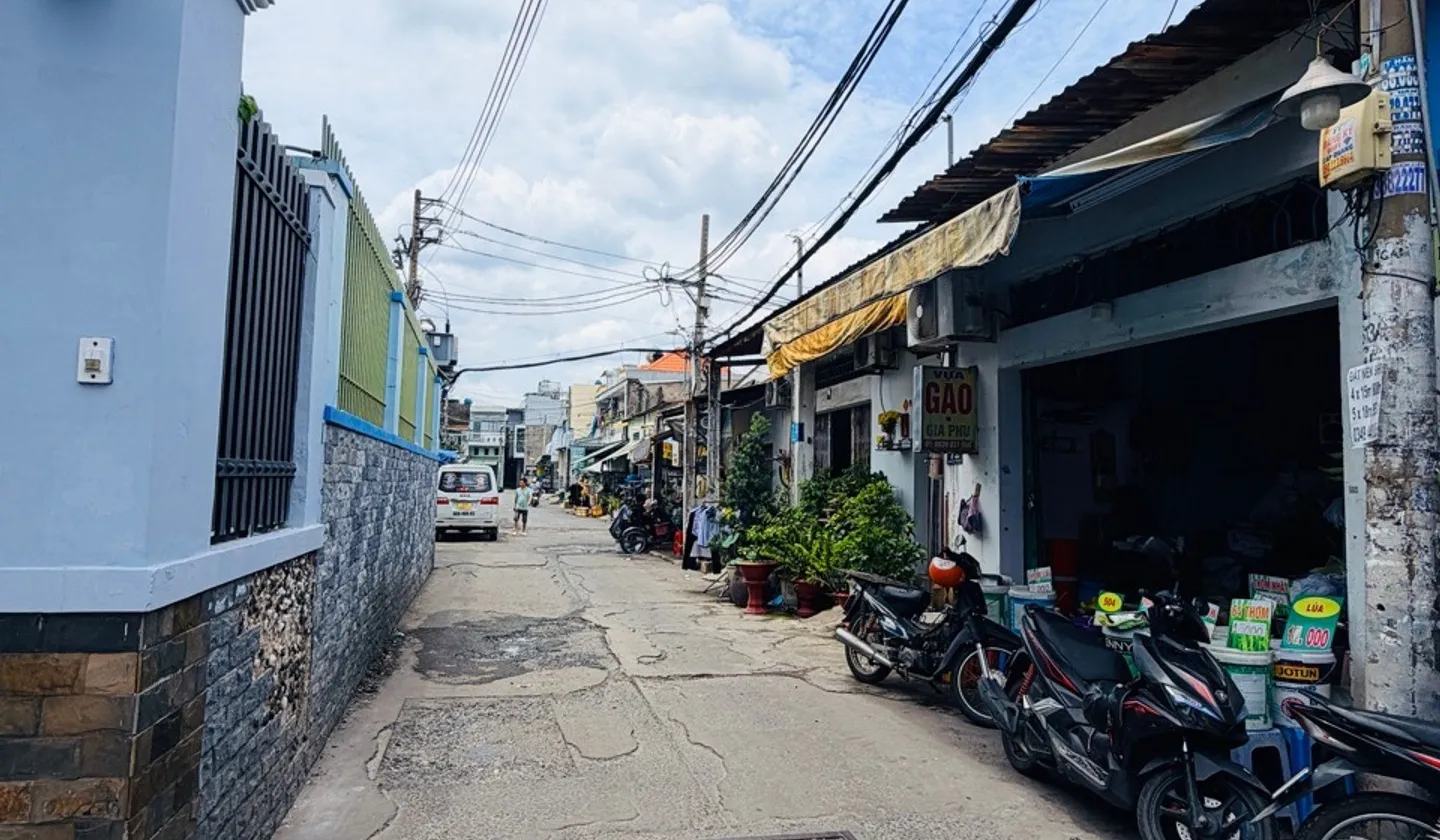 Nhà 4 tầng sân vườn thông thoáng tại Bình Tân... Bán nhà riêng tại Bình Hưng Hòa, Hồ Chí Minh 01