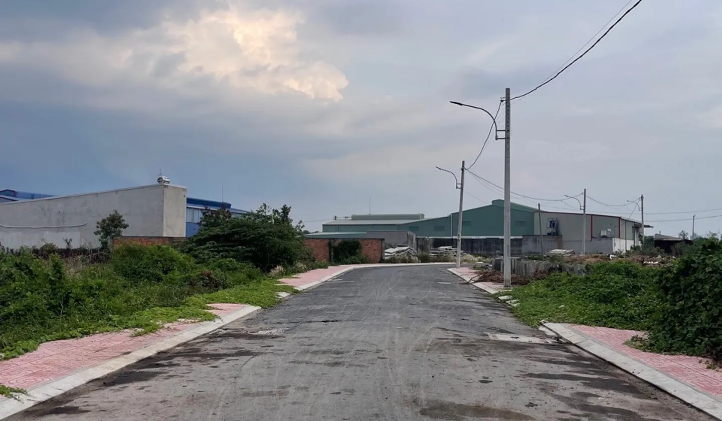 Bán lô đất sát Mặt tiền kênh Tham Lương. 70,1m2 ngang 4,52m full thổ cư giá chỉ 3.550ty... Bán đất tại Bình Tân, Hồ Chí Minh 01