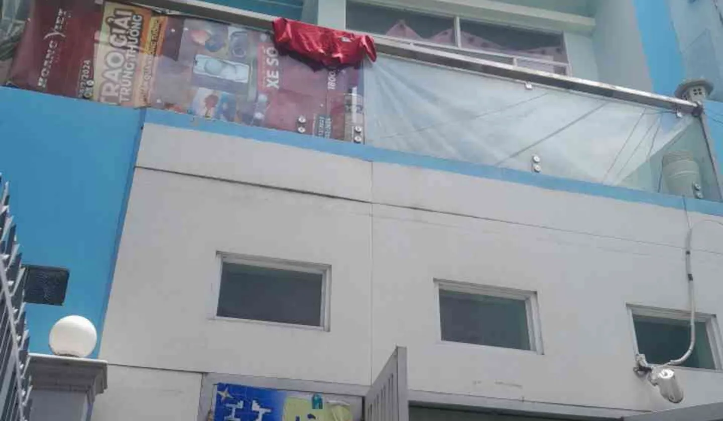 Ngang 5.7 m ❌8.7 m . Nhà 4 tầng 5PN , 4 WC , khoảng sân trước nhà rộng rãi.... Bán nhà riêng tại Bình Tây, Hồ Chí Minh 01