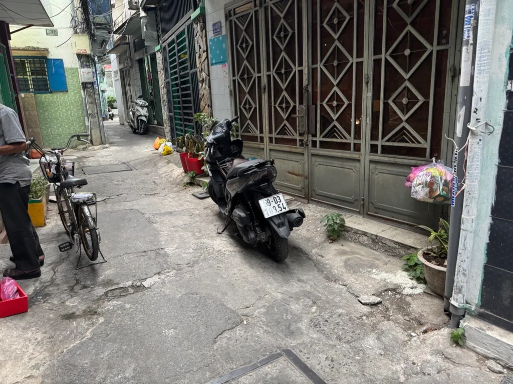 Nhà 2 tầng nhỏ gọn, sát mặt tiền Huỳnh Văn Bánh, phù hợp an cư ngay... Bán nhà riêng tại Cầu Kiệu, Hồ Chí Minh 01