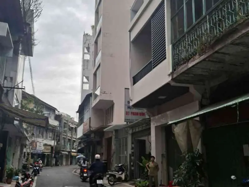 trệt , lửng, 1 lầu. 3PN. - Đang cho thuê. Dòng tiền 30tr/tháng. - ngay mặt tiền đường Phạm Đông. Kế... Bán căn hộ chung cư tại Chợ Lớn, Hồ Chí Minh 01