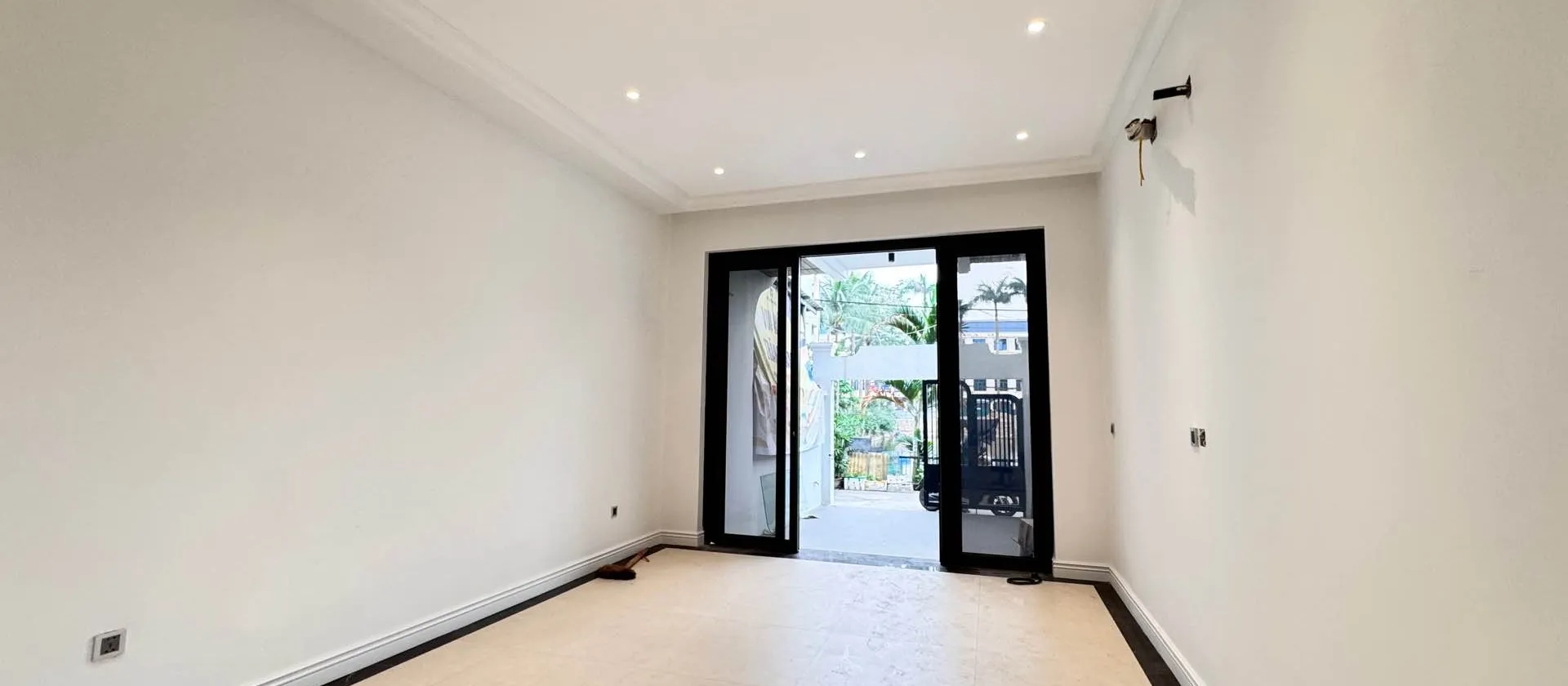 Cơ hội vàng sở hữu nhà mặt hồ Long Biên. DT 100m2, Ô tô vào nhà, thang máy, 2 mặt thoáng. Chỉ 14 tỷ... Bán nhà riêng tại Việt Hưng, Hà Nội 01