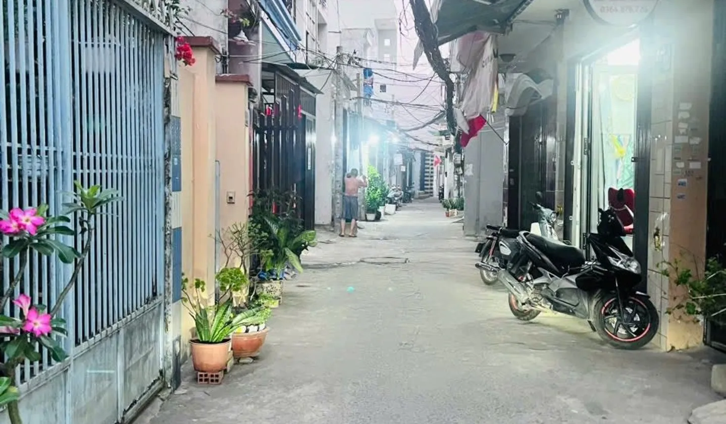 B.án nhà lô góc sân vườn hai mặt tiền nợ hậu tài lộc diện tích 100m²... Bán nhà riêng tại Phú Định, Hồ Chí Minh 01