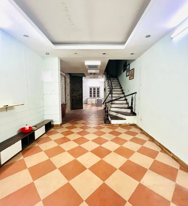 Với 25.6 tỷ để sở hữu nhà HOÀNG ĐẠO THÀNH 80m mặt tiền rộng PHÂN LÔ Ô TÔ - Ô CHỜ THANG MÁY -SỔ ĐỎ.... Bán nhà riêng tại Khương Đình, Hà Nội 01