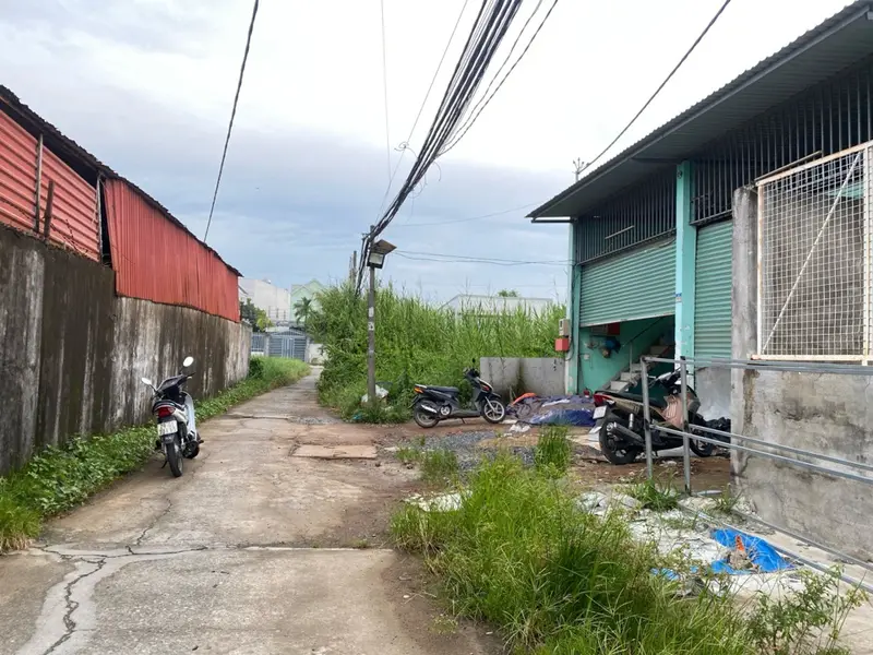 ĐẤT TO RỘNG CÓ SẴN NHÀ 2 TẦNG - VỪA Ở VỪA LÀM XƯỞNG - SÁT CAO TỐC BẾN LỨC LONG THÀNH - QUỐC LỘ 1A M... Bán nhà riêng tại Bình Chánh, Hồ Chí Minh 01