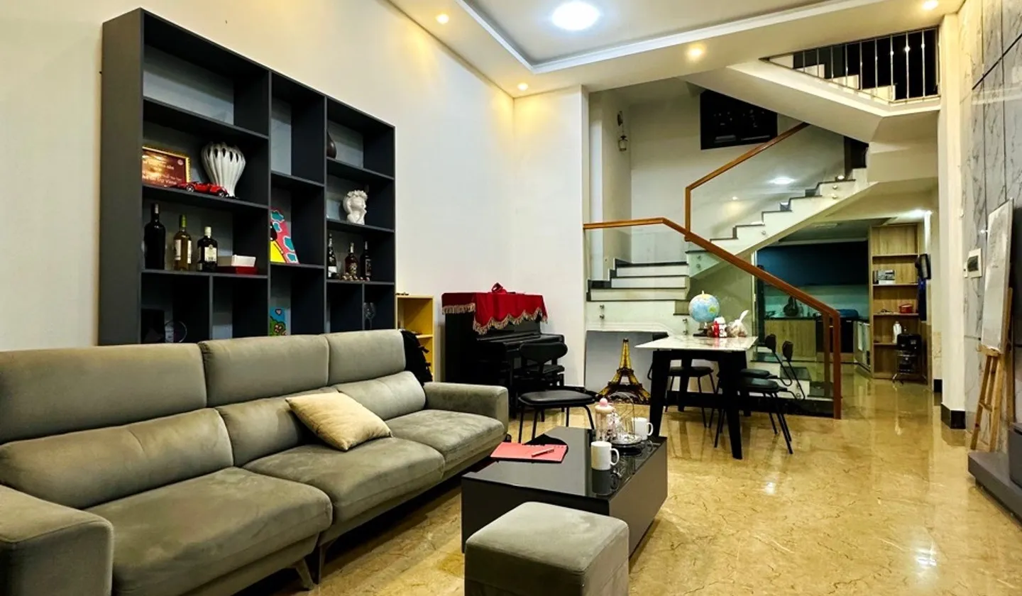 20 Trần Nguyên Hãn,hơn 5m ra mặt ngõ ô tô, 50m ra mặt phố.
Diện tích: 63m² x 4 tầng... Bán nhà riêng tại Lê Chân, Hải Phòng 01