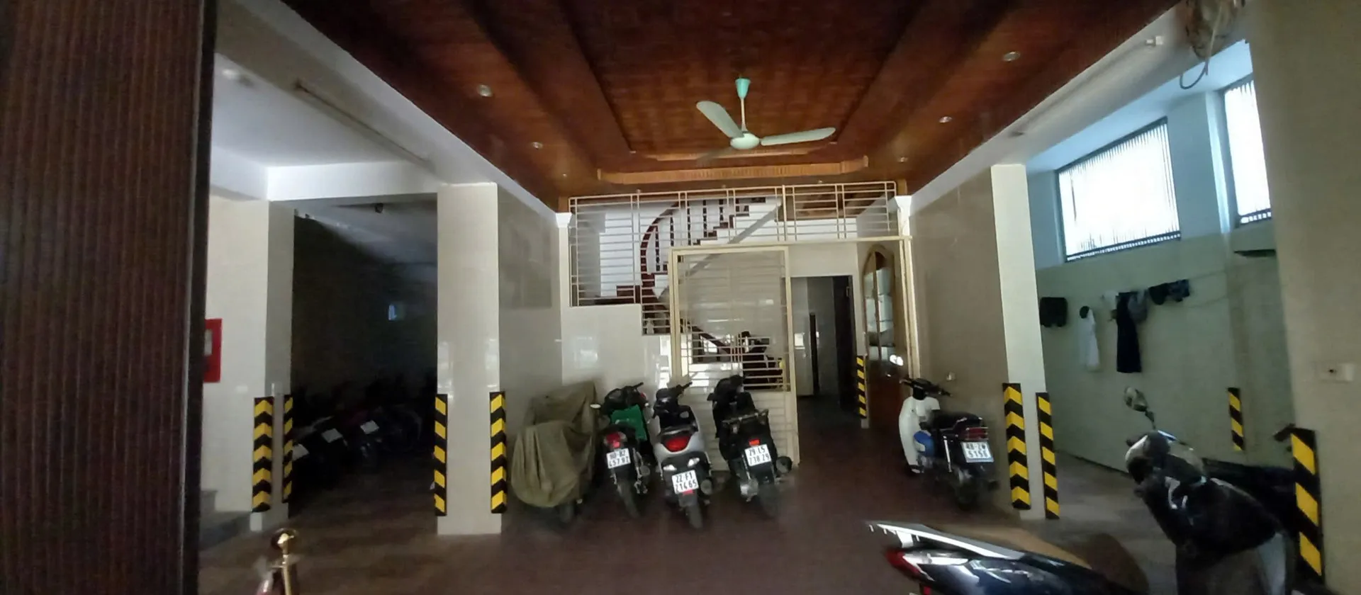 Tòa Nhà Mặt Phố Đẳng Cấp Với Mặt Tiền 8.5m Và Diện Tích Lớn Tại Trung Tâm Thành Phố... Bán nhà mặt phố tại Nghĩa Đô, Hà Nội 01