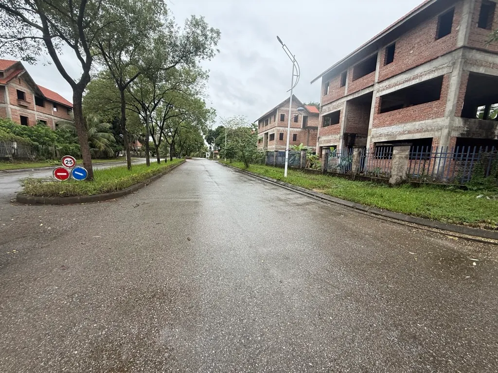 Nhà mặt phố đẳng cấp tại Khu đô thị Long Việt với mặt tiền rộng và không gian sân vườn riêng... Bán nhà mặt phố tại Quang Minh, Hà Nội 01