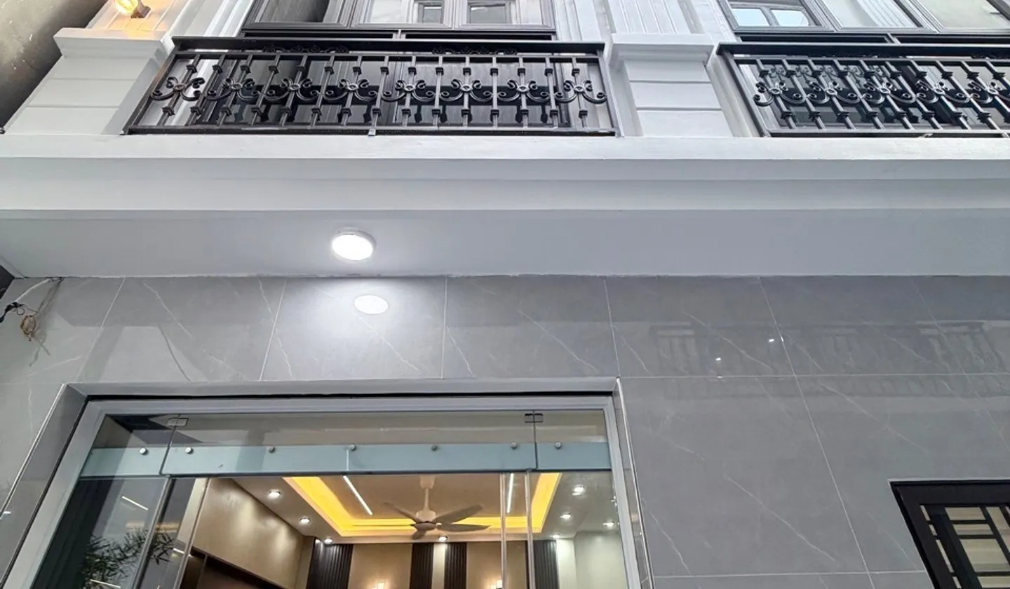 Miếu Hai Xã ngay Hồ Sen, nhà độc lập 41m24 tầng-3tỷ95, ngõ nông, có sân cổng, vài bước ra mặt đg... Bán nhà riêng tại Lê Chân, Hải Phòng 01