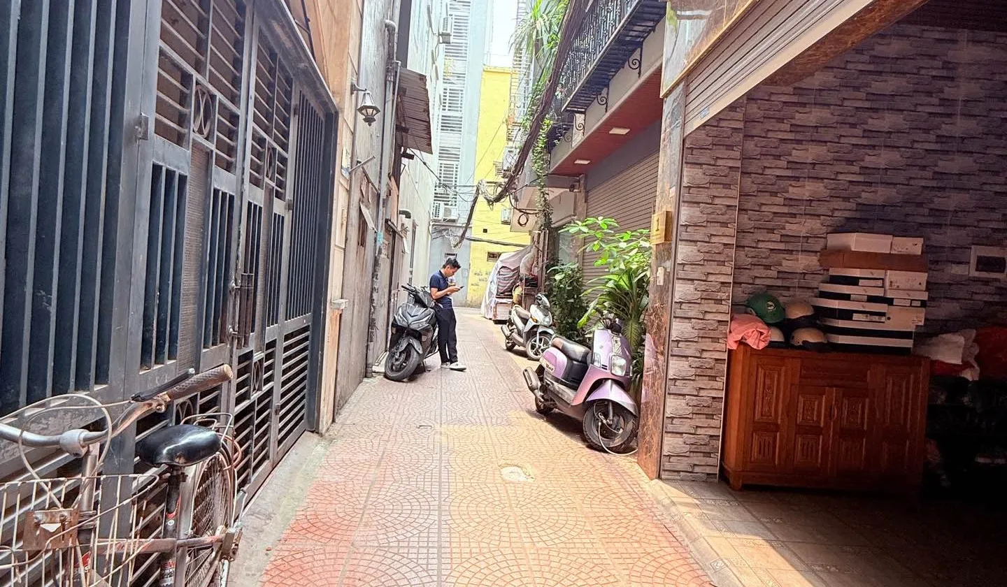 Nhà 4 tầng hiện đại tại Hoàng Như Tiếp, giá hấp dẫn. Gần phố... Bán nhà riêng tại Bồ Đề, Hà Nội 01