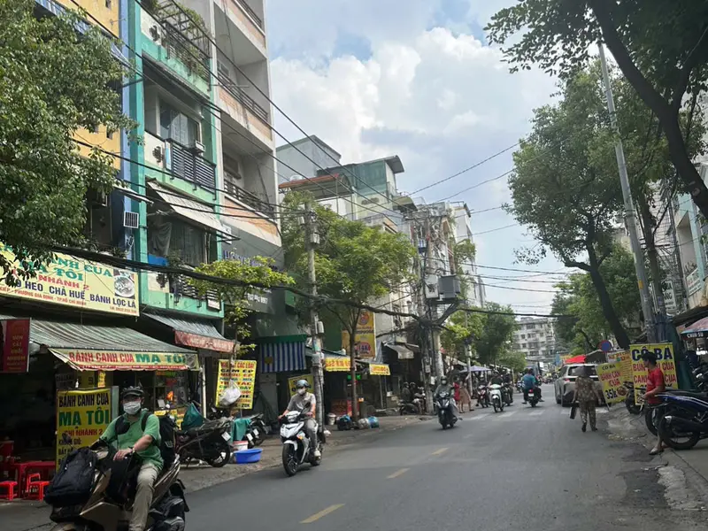 GIẢM HƠN 3 TỶ HXH ĐỔ CỬA SÁT MẶT TIỀN NGAY CON ĐƯỜNG NỔI TIẾNG BẬC NHẤT VỀ ẨM THỰC PHAN XÍCH LONG... Bán nhà riêng tại Gia Định, Hồ Chí Minh 01