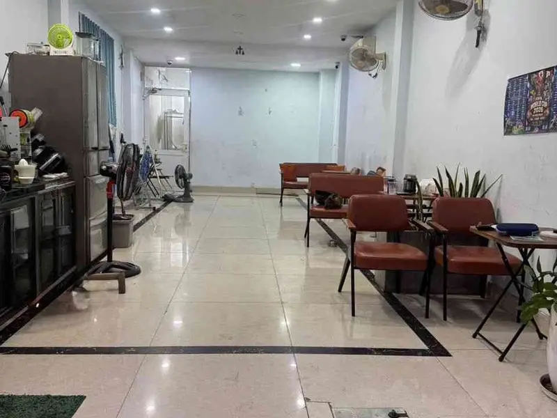 _ Nhà thiết kế cầu thang cuối nên rất rộng 
Gồm: 3 PN - 4WC - mặt bằng kinh doanh nước,sinh tố v.... Bán nhà mặt phố tại Tân Sơn Nhất, Hồ Chí Minh 01