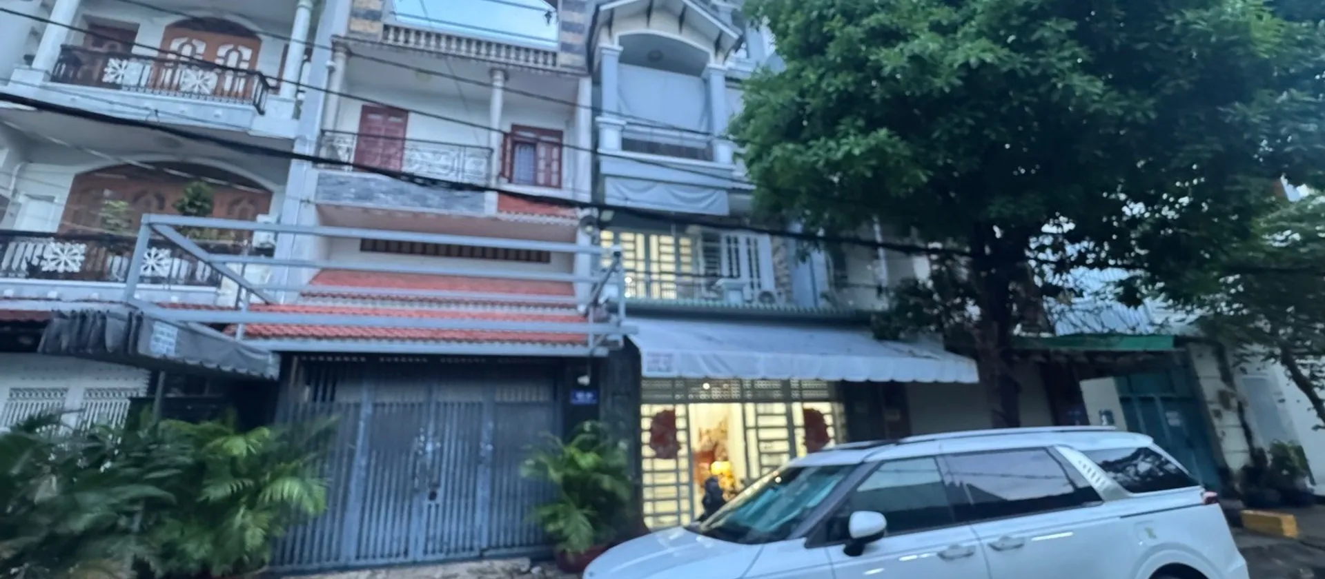 Nhà mặt phố 4 tầng rộng 100m² tại Phường An Lạc, Hồ Chí Minh với thiết kế lệch tầng tiện nghi... Bán nhà mặt phố tại An Lạc, Hồ Chí Minh 01