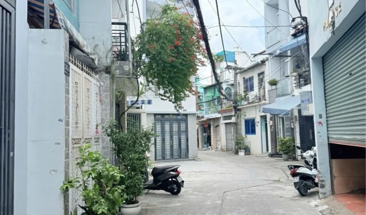 37M2 - SÁT HẺM XE HƠI - HAI MẶT HẺM - BÌNH THỚI - P.HÒA BÌNH - QUẬN 11 - GẦN ĐẦM SEN -... Bán nhà riêng tại Hòa Bình, Hồ Chí Minh 01