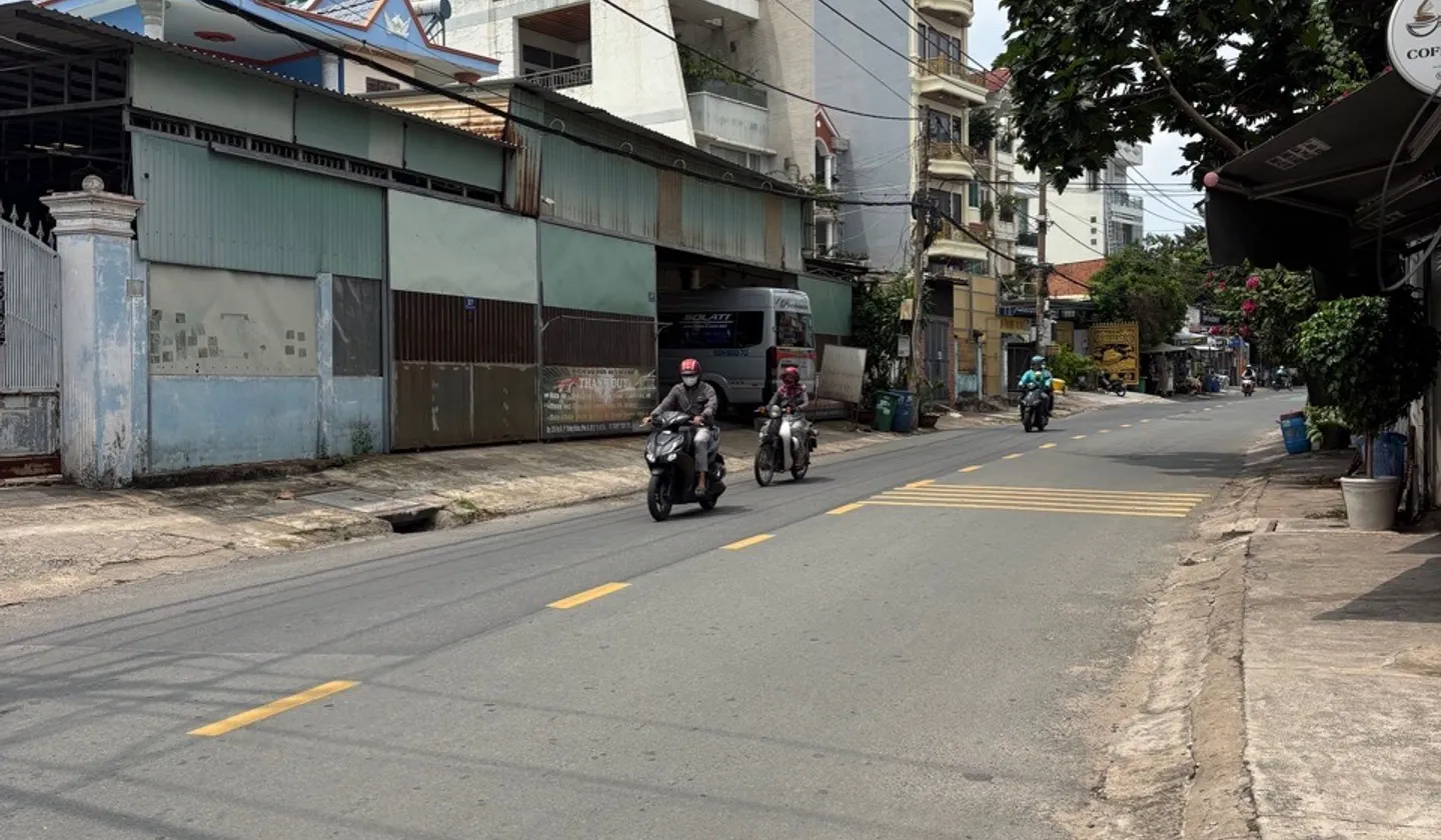 Mặt tiền Làng Tăng Phú Quận 9
ngang 7 dài 25,5 chỉ 8,x tỏi... Bán nhà mặt phố tại Tăng Nhơn Phú, Hồ Chí Minh 01