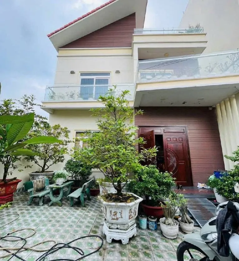🔥🏡 BIỆT THỰ MINI TRUNG TÂM HÓC MÔN – NGANG KHỦNG 10M – VUÔNG VẮN – HOÀN CÔNG ĐẦY ĐỦ! 🏡🔥... Bán nhà mặt phố tại Bà Điểm, Hồ Chí Minh 01