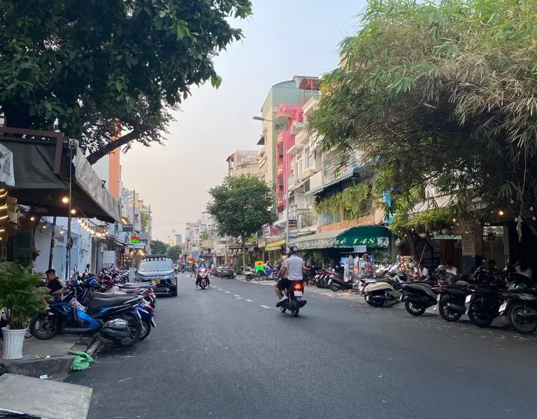 Nhà 5 tầng tiện nghi, 12 phòng thuê giá cao trung tâm Quận 10... Bán nhà riêng tại Diên Hồng, Hồ Chí Minh 01