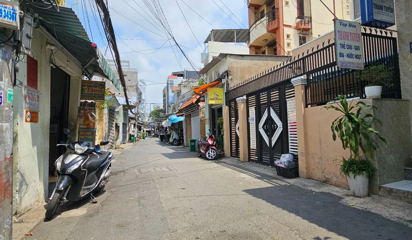 Cơ hội sở hữu nhà đẹp 3 tầng tại Huỳnh Tấn Phát giá tốt khó tìm... Bán nhà riêng tại Tân Thuận, Hồ Chí Minh 01