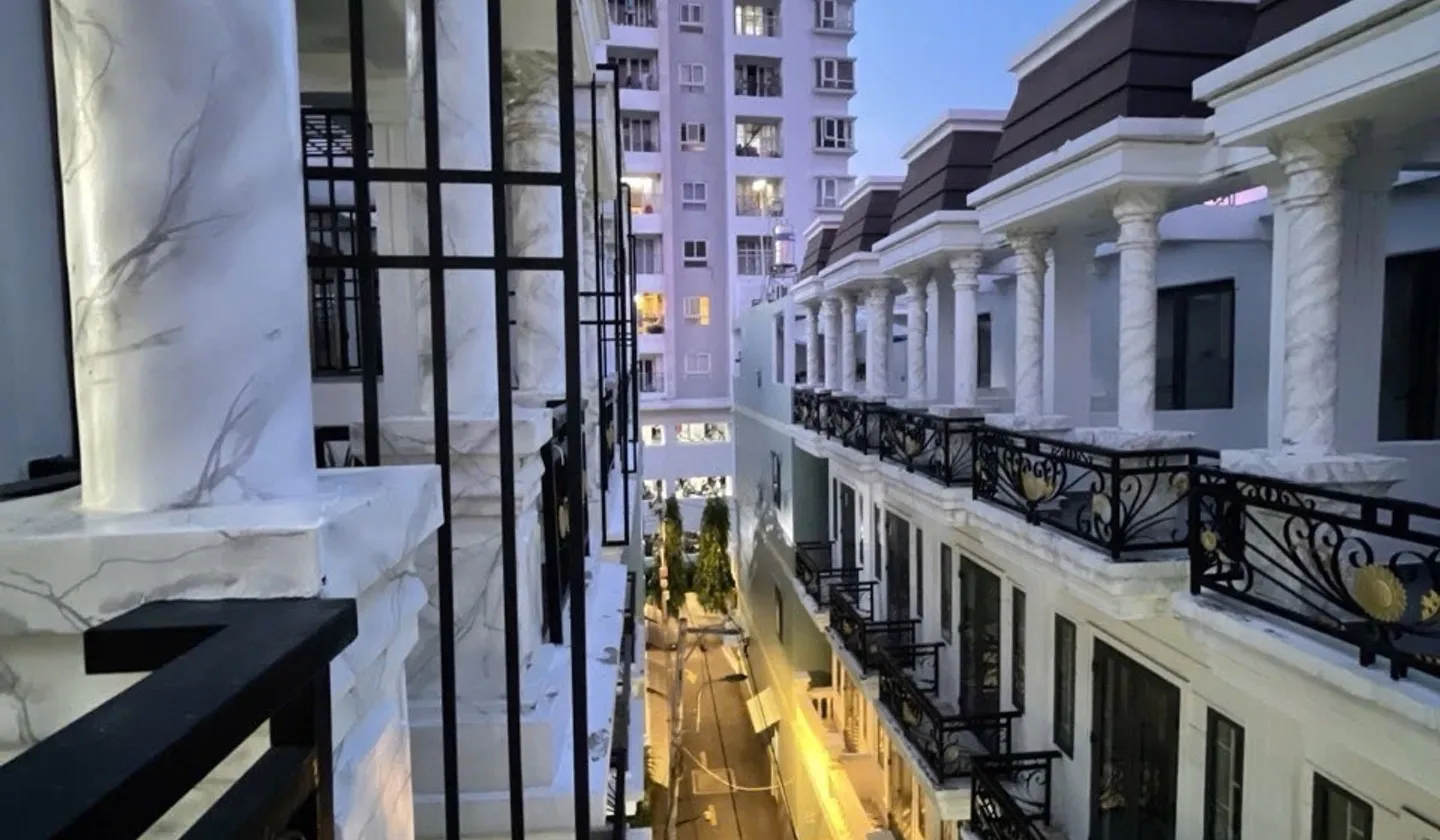 NHÀ 4 TẦNG MỚI ĐẸP, ĐƯỜNG Ô TÔ RA VÀO THOẢI MÁI, 4PN, PHÒNG THỜ, 2 SÂN THƯỢNG, CHỈ 6.X TỶ... Bán nhà riêng tại Bình Phú, Hồ Chí Minh 01