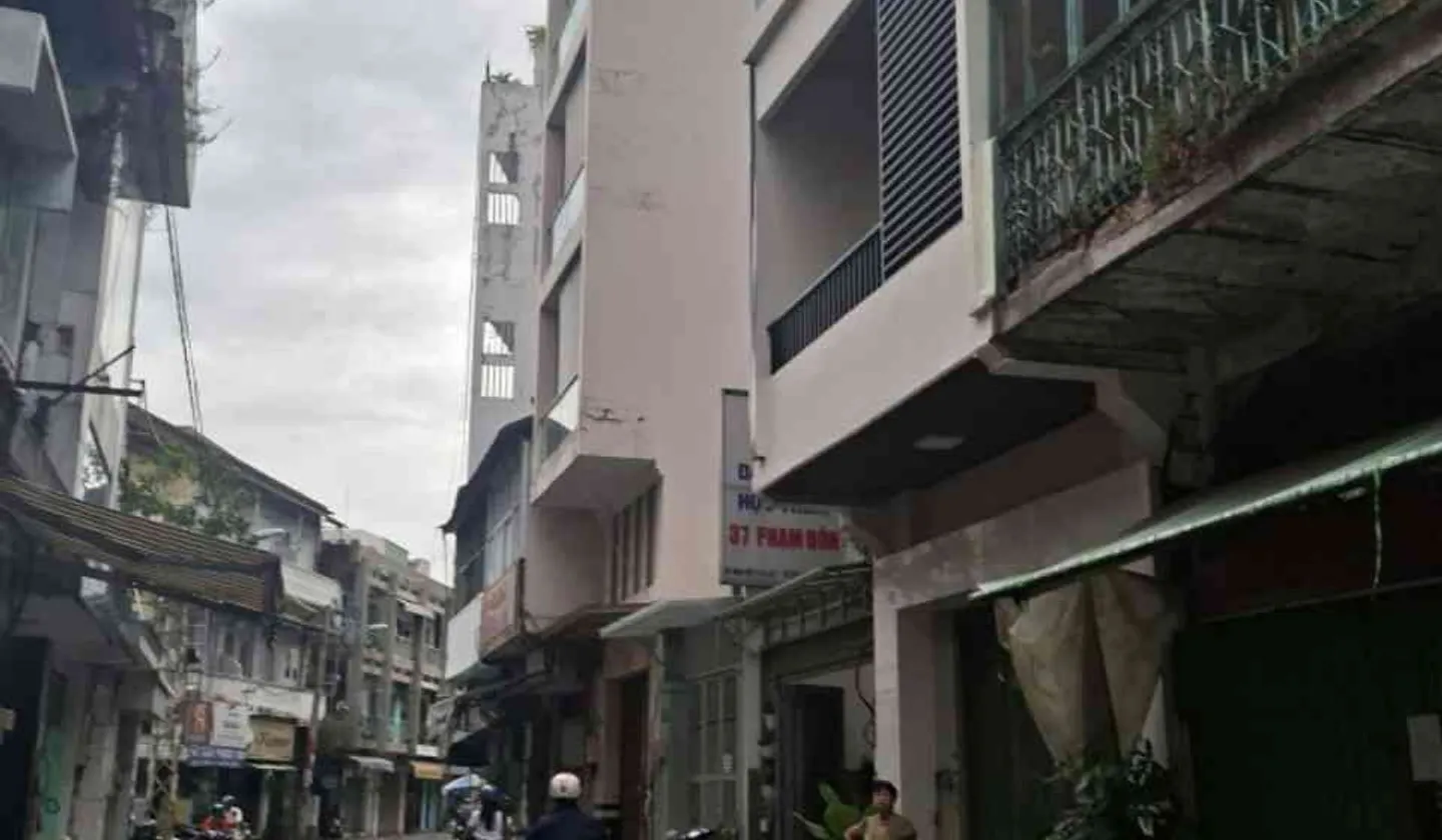 trệt , lửng, 1 lầu. 3PN. - Đang cho thuê. Dòng tiền 30tr/tháng. - ngay mặt tiền đường Phạm Đông. Kế... Bán căn hộ chung cư tại Chợ Lớn, Hồ Chí Minh 01