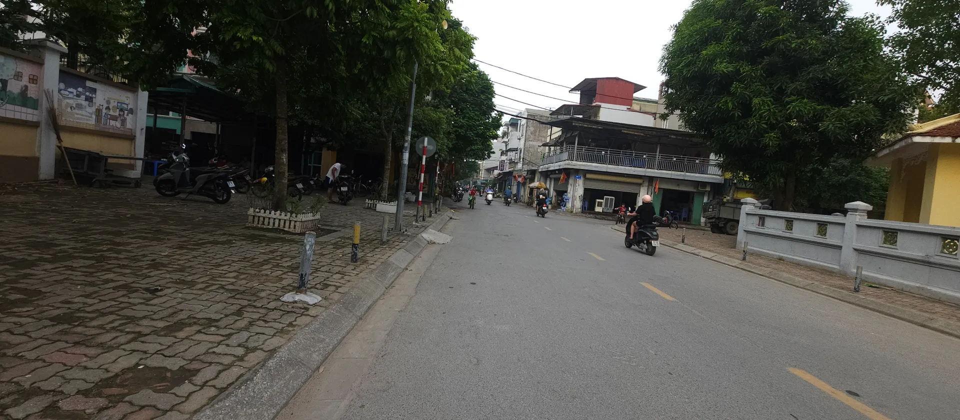 VŨ ĐỨC THẬN- HOA LÂM
E SĨ NHỜ BÁN 50M XÂY 3 TẦNG NHÚ 7Đ... Bán nhà riêng tại Việt Hưng, Hà Nội 01