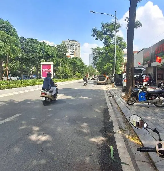 Bán nhà mặt phố Lạc Long Quân diện tích 103 m2, vỉa hè rộng, vị trí trung tâm... Bán nhà mặt phố tại Tây Hồ, Hà Nội 01