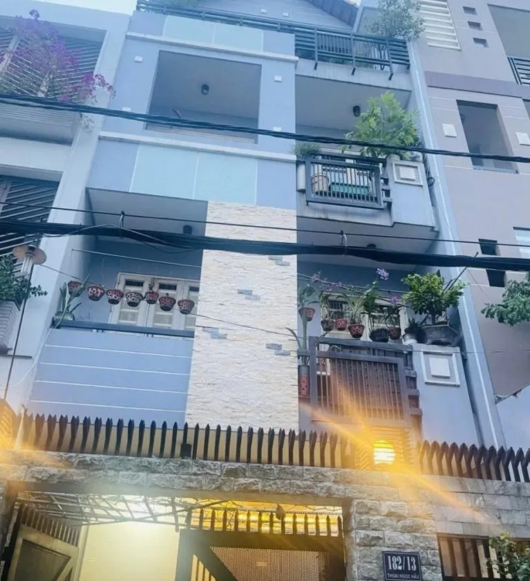 Biệt thự đẳng cấp trung tâm Tân Phú với thiết kế hiện đại và không gian riêng tư tuyệt đối... Bán owner_side tại Phú Thạnh, Hồ Chí Minh 01