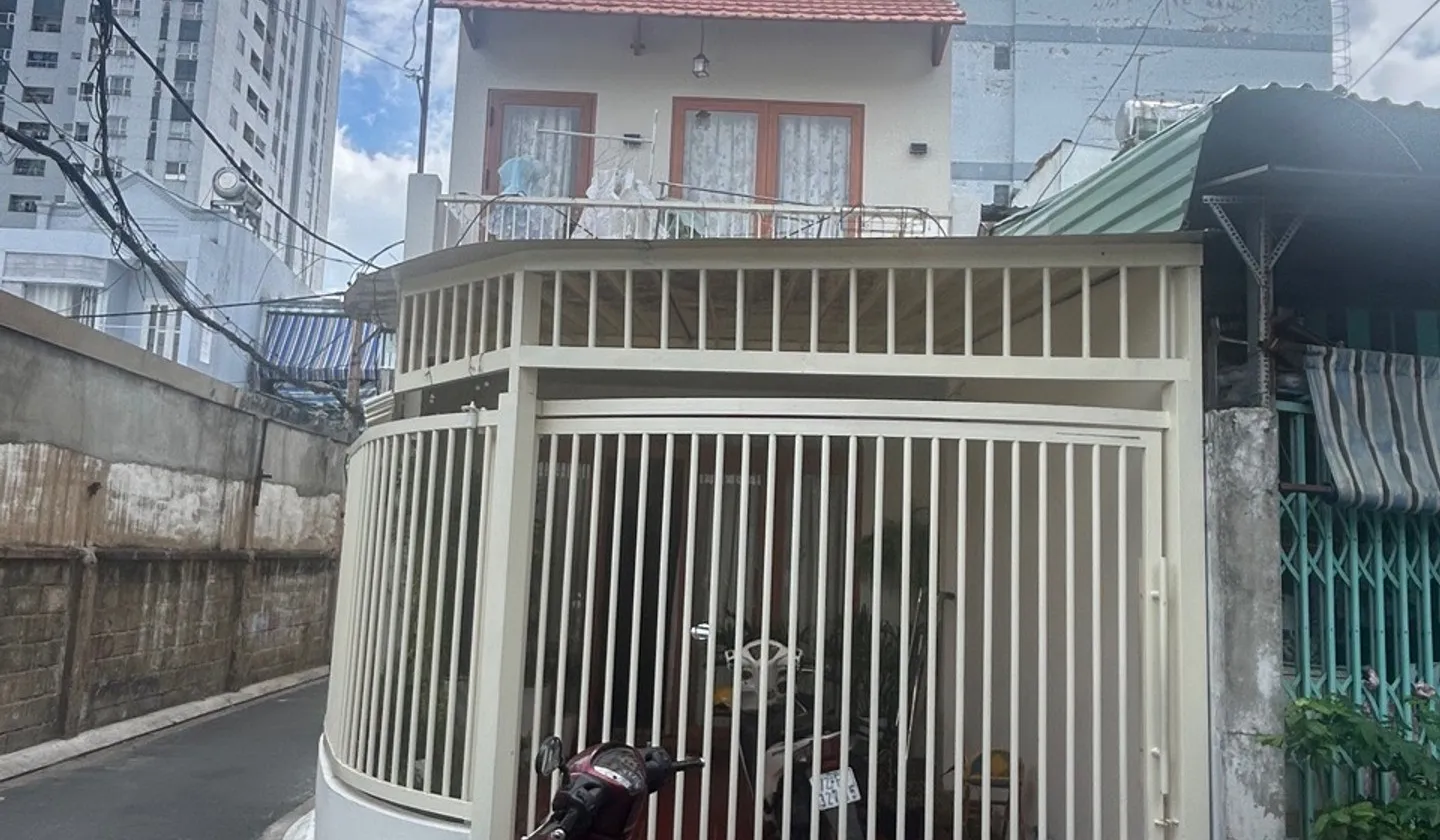 Nhà lô góc 2 mặt tiền rộng rãi ở Âu Cơ Tân Phú... Bán nhà riêng tại Tân Phú, Hồ Chí Minh 01