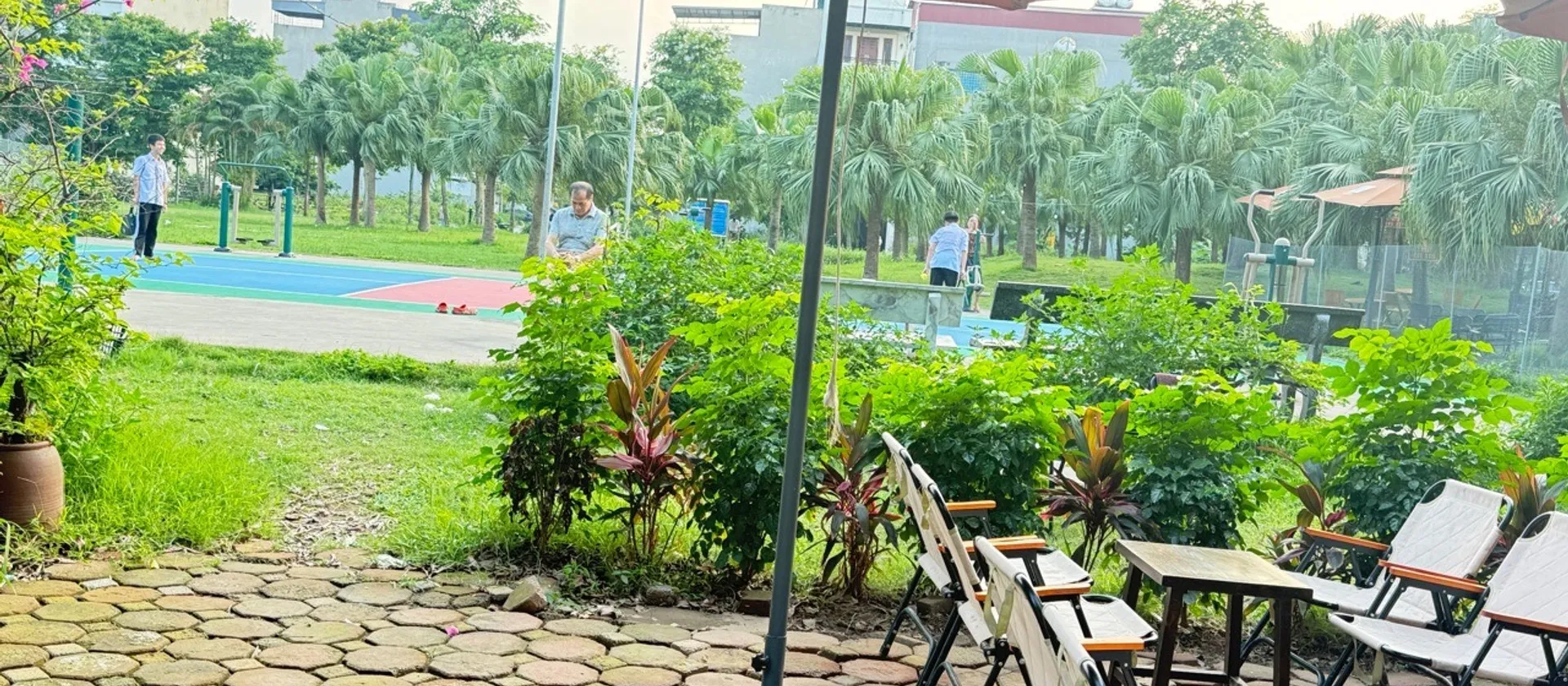 Nhà phố ba tầng sang trọng tại khu đô thị Tân Hồng đối diện công viên Phú Điền... Bán nhà mặt phố tại Từ Sơn, Bắc Ninh 01