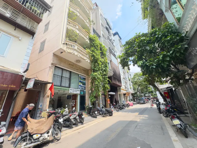 Phố Cổ Định danh
Kinh doanh khách sạn,...
Xung quanh tuyến Hàng Bông, Nhà Thờ,...
Giá trị độc bản... Bán nhà mặt phố tại Hoàn Kiếm, Hà Nội 01