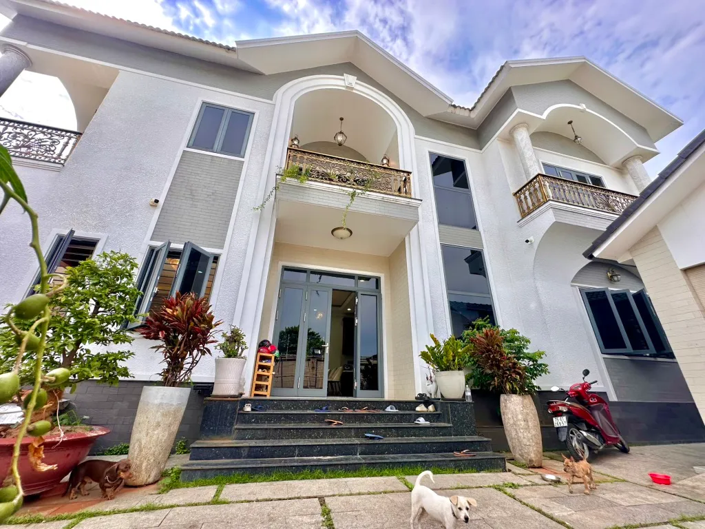 🏦 Siêu phẩm Biệt thự vườn thiết kế hiện đại 2 mặt tiền,cực sang trọng và thoáng,Hẽm 8m-DT:375m2... Bán biệt thự, liền kề tại Dĩ An, Hồ Chí Minh 01