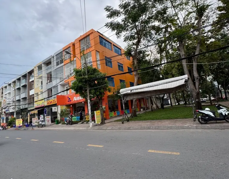 TRƯỜNG MẦM NON NỘI THẤT CHUẨN CAO CẤP - LÔ GÓC CÔNG VIÊN KÈM MẶT LỘ SẦM UẤT - KHÔNG GIAN MỞ ĐA CÔNG... Bán nhà mặt phố tại An Lạc, Hồ Chí Minh 01