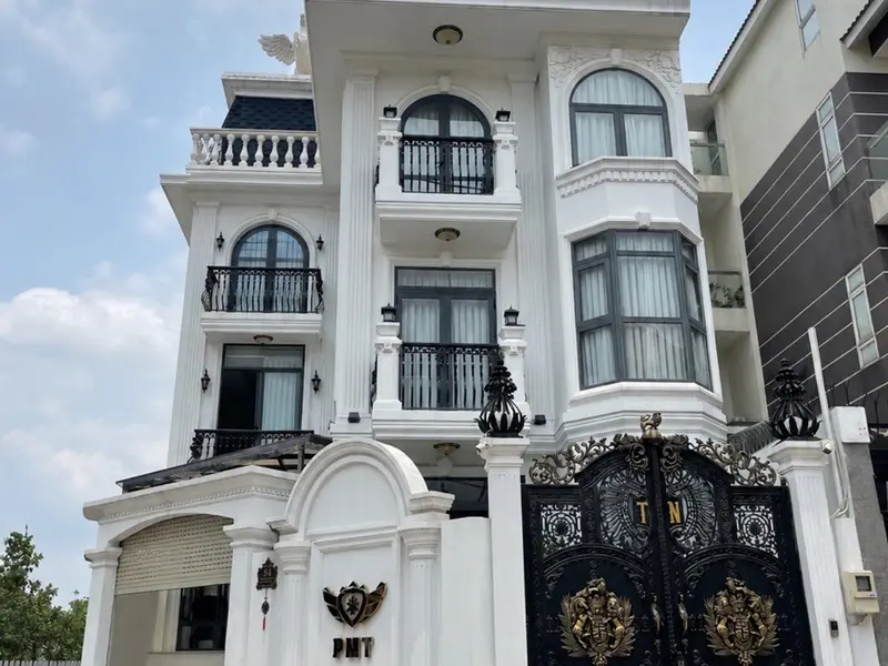 BIỆT THỰ LÔ GÓC MỚI XÂY MT ĐƯỜNG SỐ KDC BÌNH HƯNG - FULL NỘI THẤT CAO CẤP - GIẢM 1.2 TỶ - KÈO THƠM... Bán biệt thự, liền kề tại Bình Hưng, Hồ Chí Minh 01