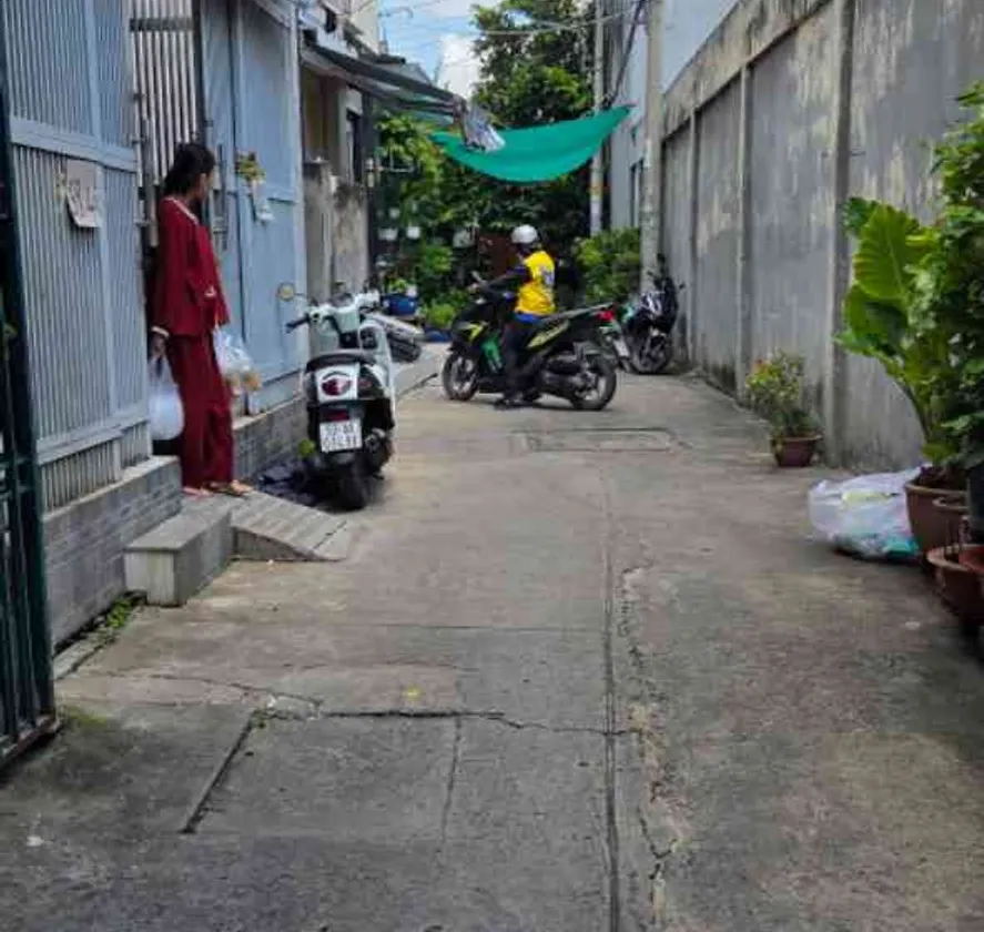 Nhà 4 tầng kiên cố gần mặt tiền Lý Chiêu Hoàng, hẻm xe hơi đỗ cửa 3.3x10 chỉ 5 tỷ 3... Bán nhà riêng tại Bình Phú, Hồ Chí Minh 01