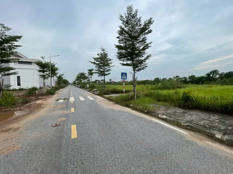 KHU ĐẤU GIÁ PHÙNG HƯNG, KHOÁI CHÂU - VỈA HÈ, Ô TÔ TRÁNH

💥Mô tả:

✅Vị trí:

- Mảnh đất có vị trí v... Bán đất tại Khoái Châu, Hưng Yên 01