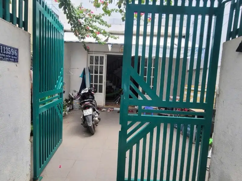 ❌️❌️ BẤT NGỜ CHƯA ❌️❌️
NHÀ 2 TẦNG - MÁI CHE THANG 

5 × 20 

CHỈ HƠN 6 ĐỒNG 

SHR CHUẨN CHỈNH... Bán nhà riêng tại Phú Thuận, Hồ Chí Minh 01