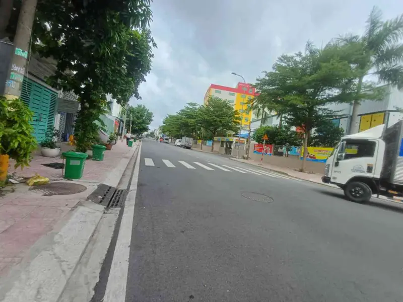 - 1 nửa nhà tầng trệt trống để xe hơi 7 chỗ, 1 phòng bếp, 1 phòng khách, 1 phòng thờ, 5 phòng ngủ,... Bán nhà mặt phố tại An Lạc, Hồ Chí Minh 01