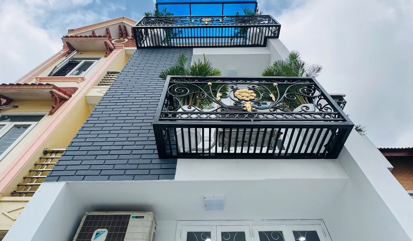 Cơ hội hiếm có sở hữu nhà đẹp ô tô vào tận nơi tại trung tâm Đức Giang... Bán nhà riêng tại Việt Hưng, Hà Nội 01