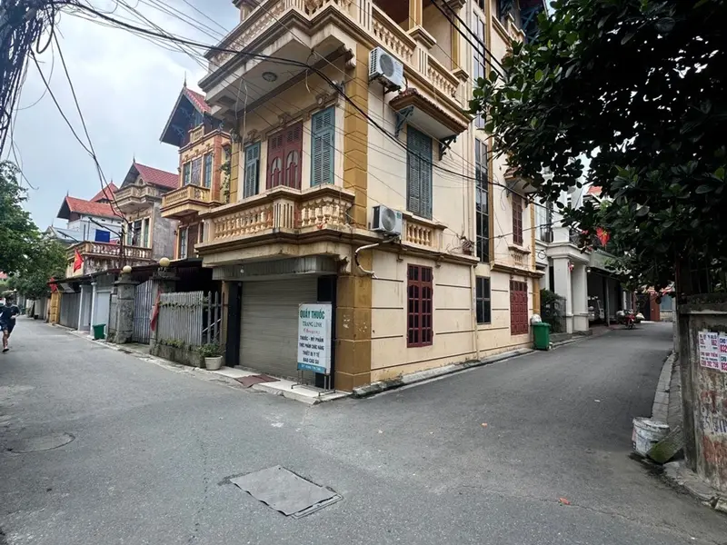 THÔNG Ô TÔ TRÁNH.
BÁN ĐẤT TẶNG NHÀ BIỆT THỰ ĐẸP LUNG LINH. KHÁC CHỈ VIỆC XÁCH VA LY VỀ Ở.
Căn nh... Bán nhà riêng tại Thiên Lộc, Hà Nội 01