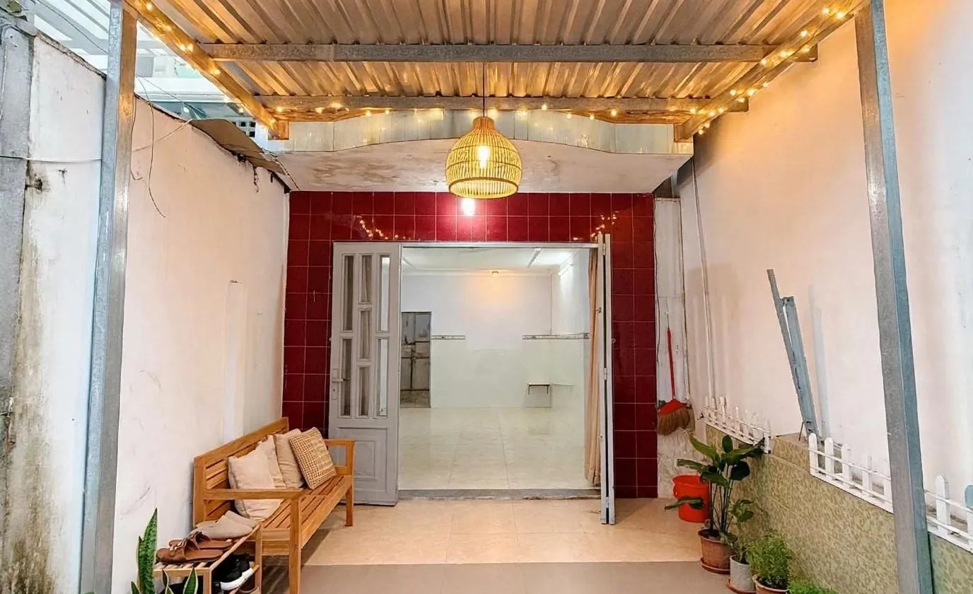 Gần Nhà Thờ Xóm Chiếu - 2 Tầng - 75m2 - Nhỉnh 6 tỷ - Nở hậu tài lộc... Bán nhà riêng tại Xóm Chiếu, Hồ Chí Minh 01