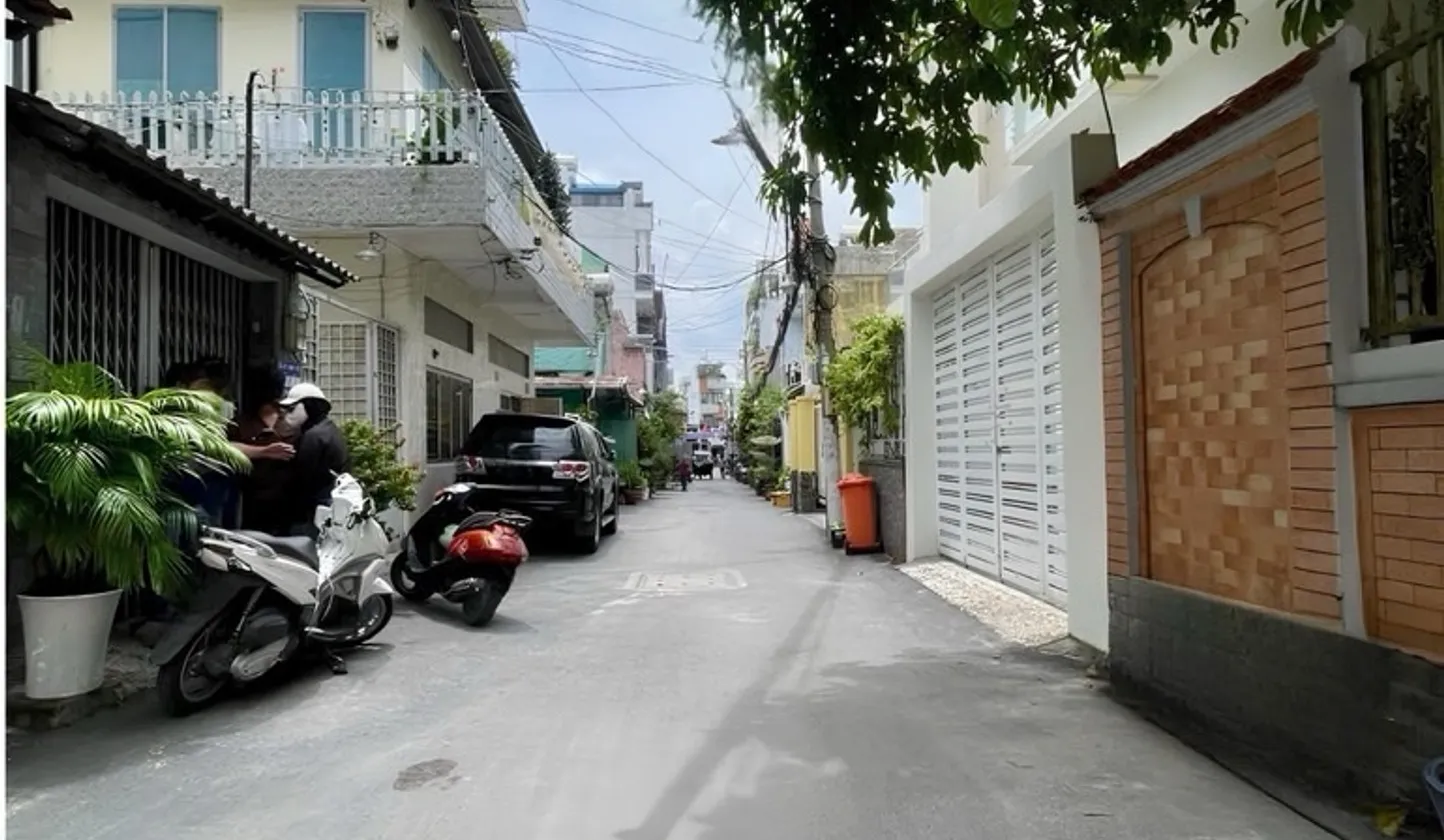 BÁN NHÀ MỚI ĐẸP ĐƯỜNG BÌNH THÀNH 2 TẦNG 4PN 4WC ,HẺM XE TẢI... Bán nhà riêng tại Bình Tân, Hồ Chí Minh 01