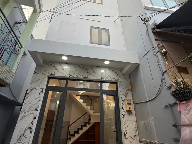 Nhà mới 3 tầng Ba Đình có sân rộng, 4 phòng ngủ tiện nghi... Bán nhà riêng tại Chánh Hưng, Hồ Chí Minh 01