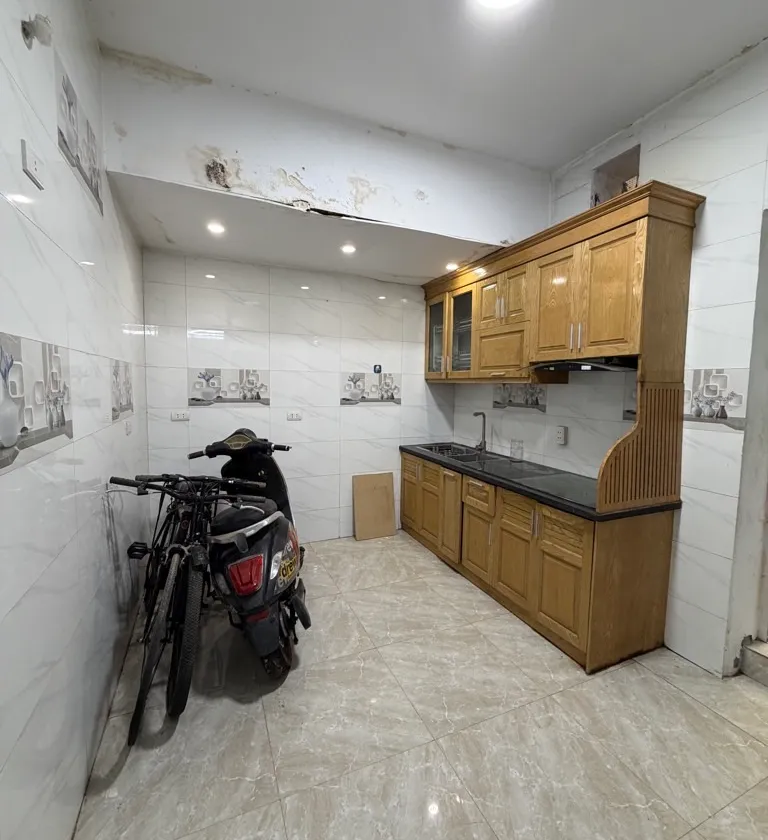 Nhà tập thể vị trí vàng ngõ rộng, oto đỗ cửa, sổ đỏ chính chủ... Bán owner_side tại Vĩnh Tuy, Hà Nội 01
