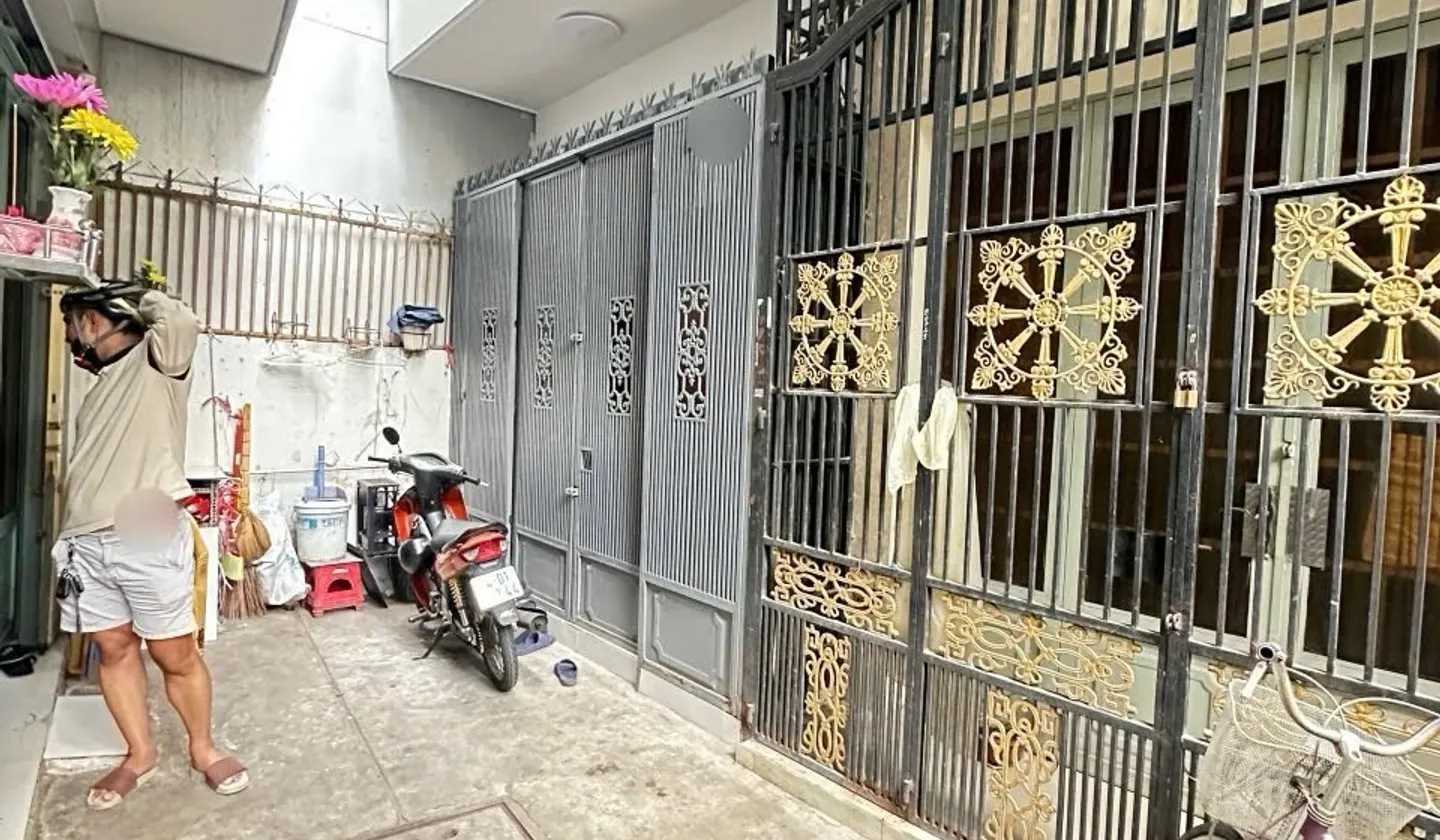 Nhà 2 tầng- hẻm xe hơi- gần chợ rạch cat-chỉ nhỉnh 3ty chút xíu... Bán nhà riêng tại Phú Định, Hồ Chí Minh 01