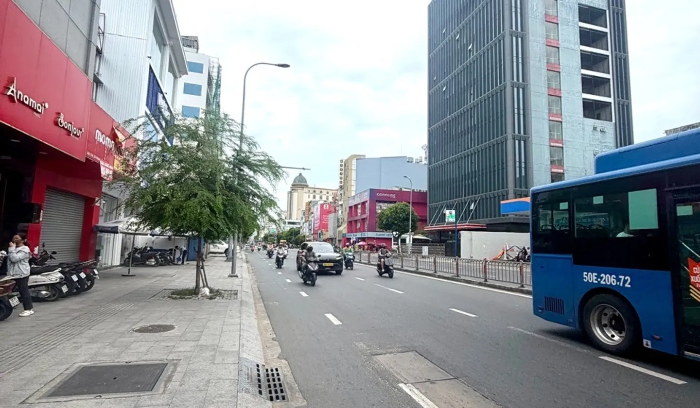 Nhà mặt phố Phan Đăng Lưu 3 tầng, ngang gần 5m, giá 53 tỷ... Bán nhà mặt phố tại Gia Định, Hồ Chí Minh 01