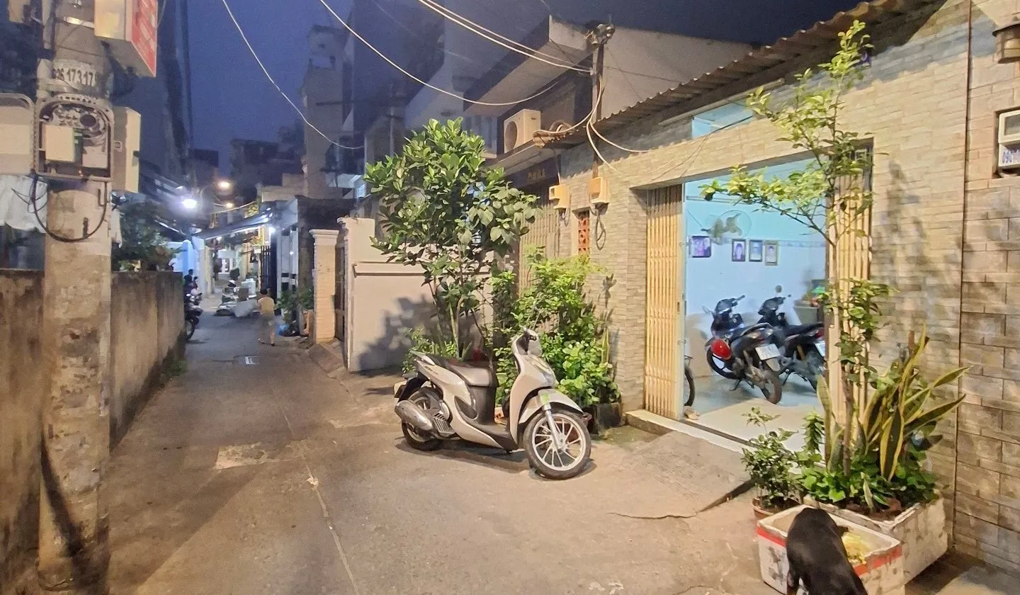 Nhà 5 phòng ngủ rộng rãi ở trung tâm Phạm Văn Chí giá hấp dẫn... Bán nhà riêng tại Bình Tiên, Hồ Chí Minh 01