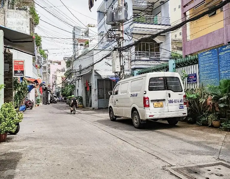 ĐỐI DIỆN CHỢ TÂN BÌNH - 2 TRƯỜNG HỌC TRƯỚC MẶT - VÀI BƯỚC CHẠM MT - HẺM TO VẬT VÃ - DT LỚN (105M)... Bán nhà riêng tại Bảy Hiền, Hồ Chí Minh 01