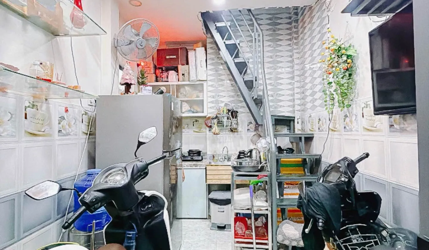 GẦN ĐH NGUYỄN TẤT THÀNH - 3 TẦNG - NỞ HẬU 4M- 2.15 TỶ... Bán nhà riêng tại Xóm Chiếu, Hồ Chí Minh 01