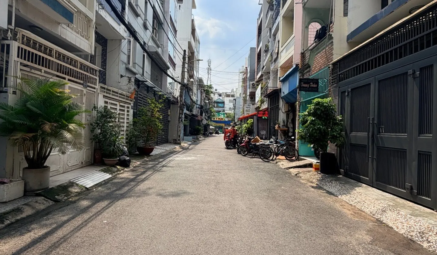 Nhà 4 tầng chắc chắn, xe hơi đậu trước nhà ở phường Hòa Hưng... Bán nhà riêng tại Hòa Hưng, Hồ Chí Minh 01